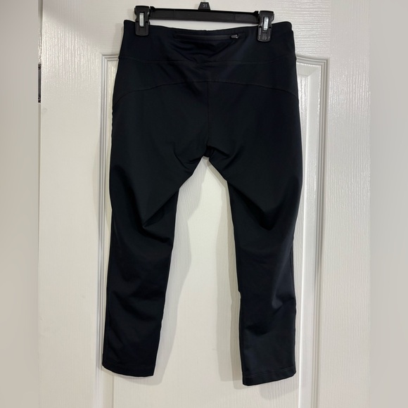 Nike Crop Leggings with Logo and Back Zip Pocket - Picture 2 of 3